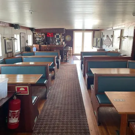 Botel Showboat